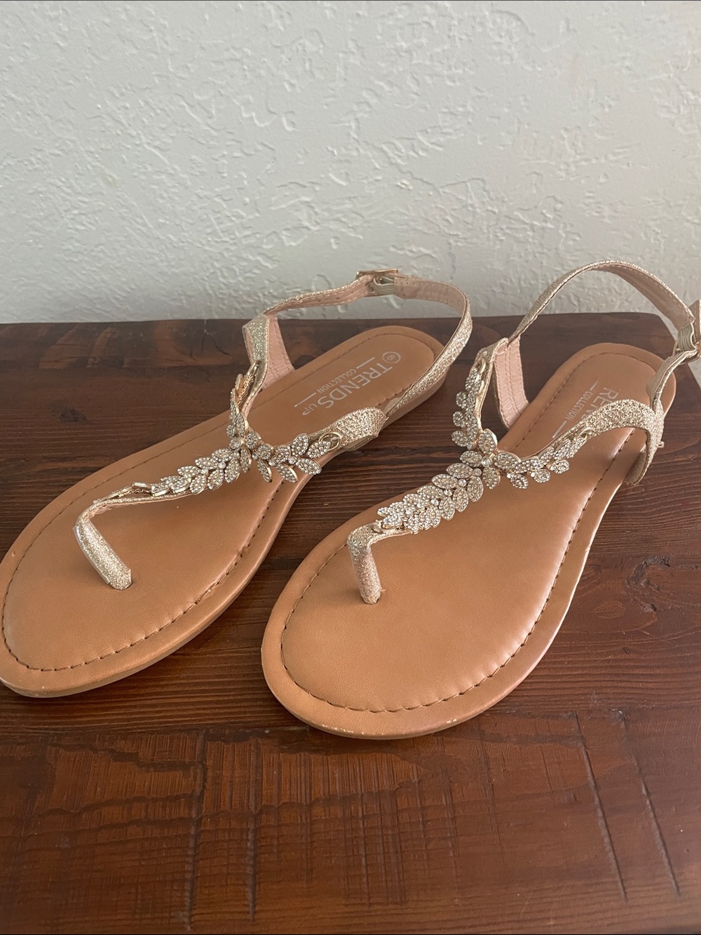 Trends Up Rhinestone T-Strap Thong Sandals Gold Silver Women's Size 8